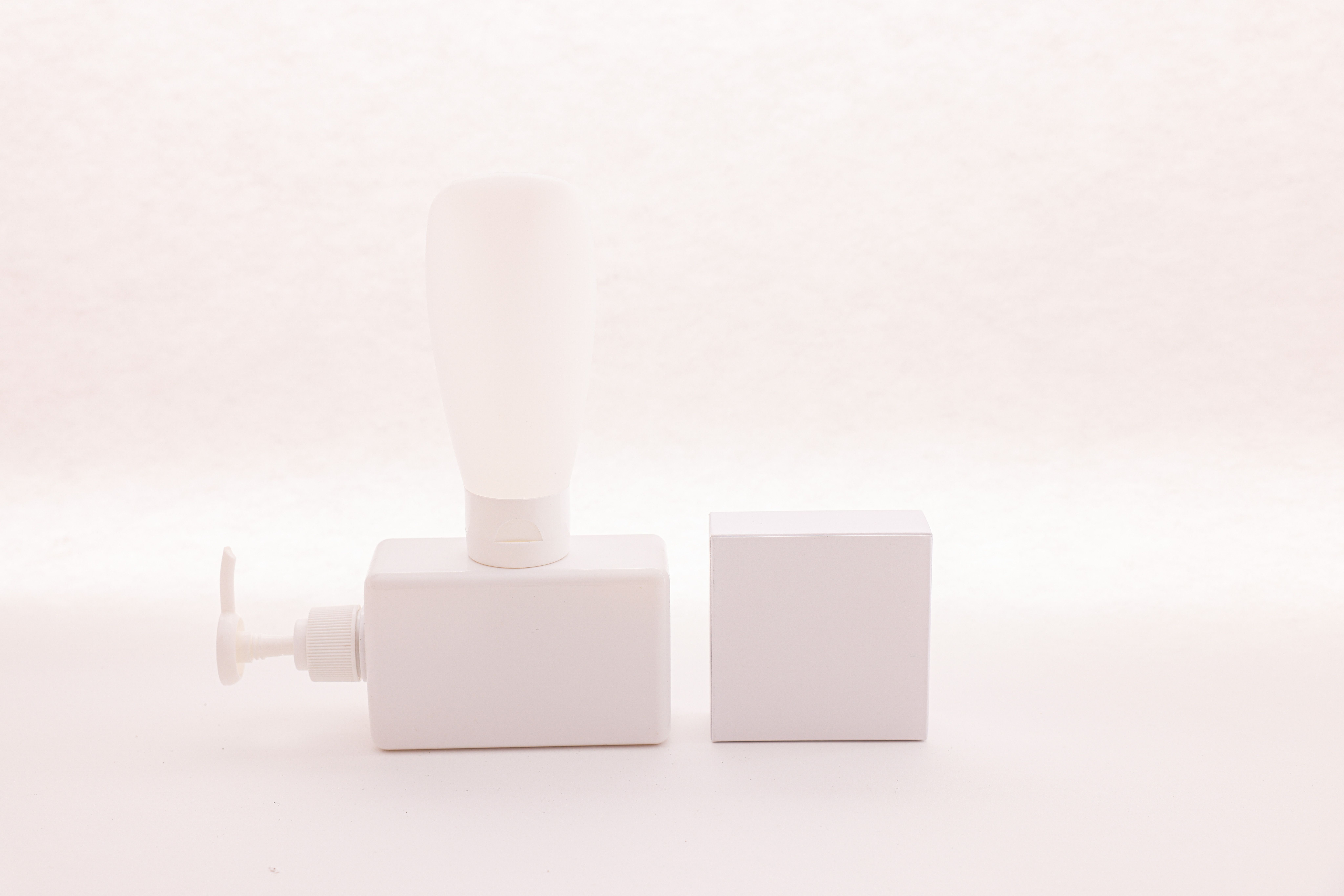 Simple white dispenser pump and box, ideal for skincare or cosmetic branding.